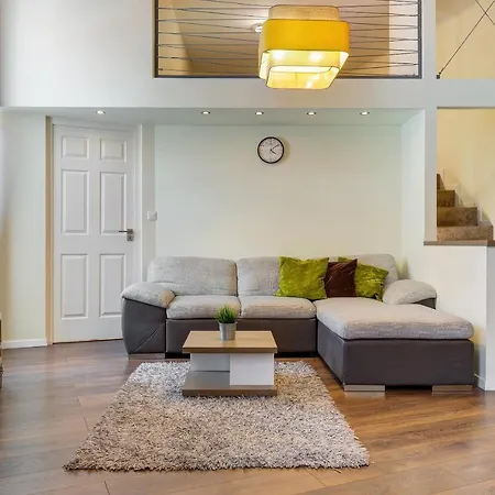 Spacious & Stylish In Downtown ブダペスト