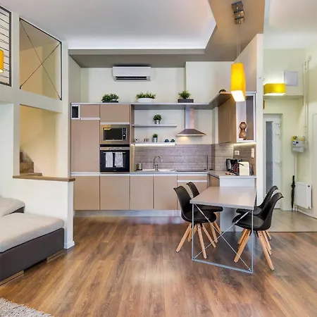 Spacious & Stylish In Downtown ブダペスト