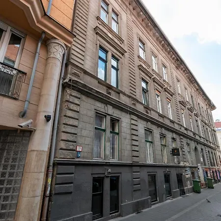 Spacious & Stylish In Downtown Budapesta