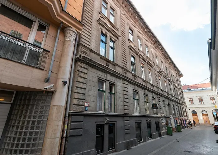 Spacious & Stylish In Downtown Budapesta