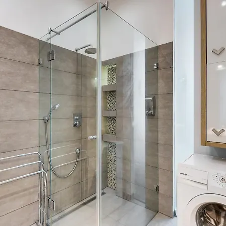 Spacious & Stylish In Downtown