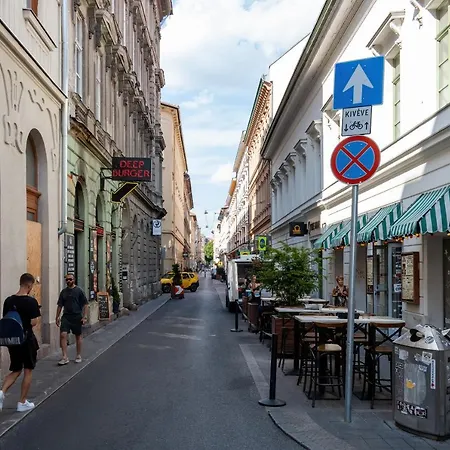 Spacious & Stylish In Downtown * Будапешт