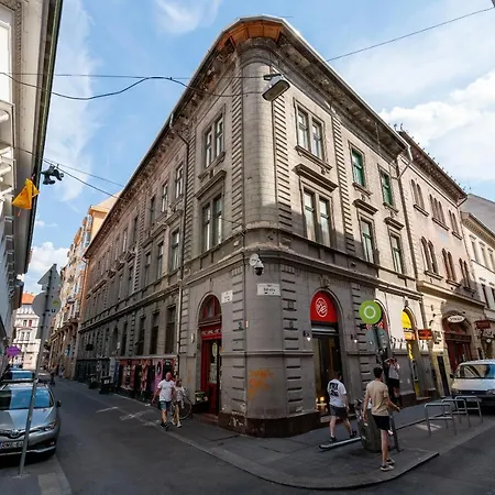 Spacious & Stylish In Downtown Будапешт