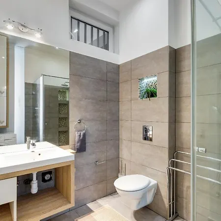 Spacious & Stylish In Downtown * Будапешт