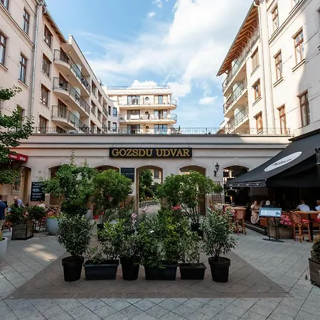 Spacious & Stylish In Downtown Будапешт