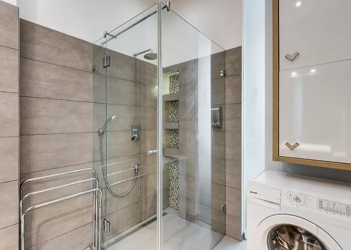 Spacious & Stylish In Downtown