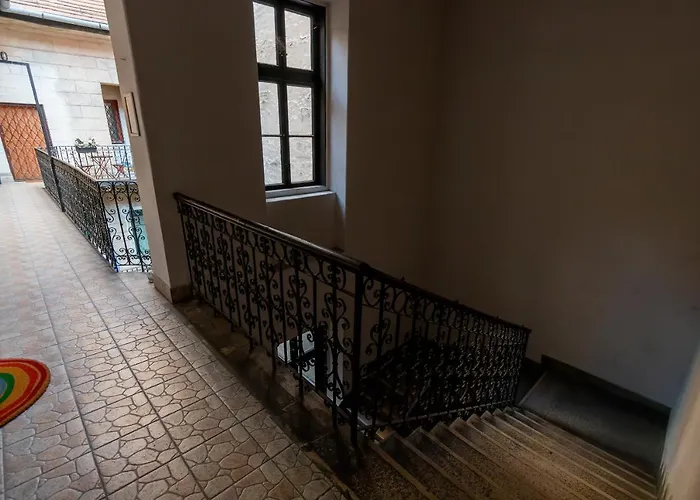 Spacious & Stylish In Downtown