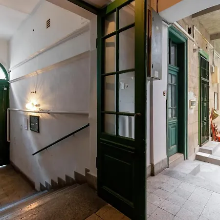 Spacious & Stylish In Downtown شقة *