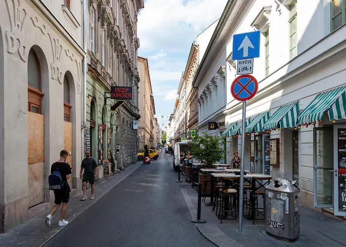 Spacious & Stylish In Downtown * Budapeşte