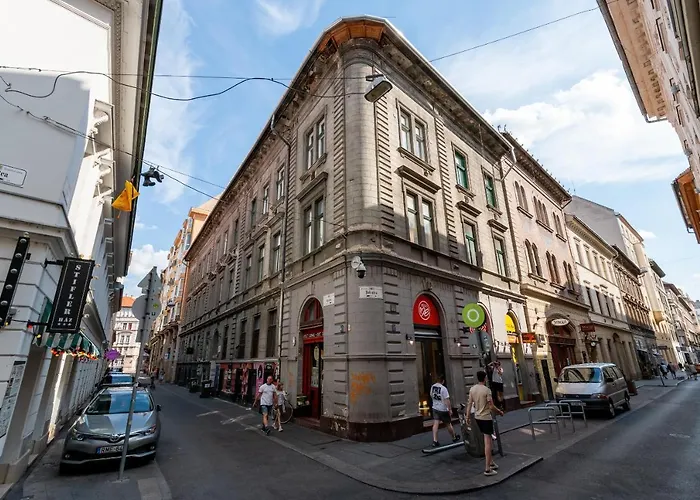 Spacious & Stylish In Downtown Budapeşte